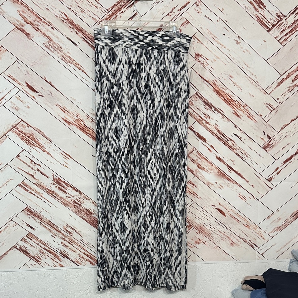 NWT a.n.a Black and White ikat Patterned Skirt